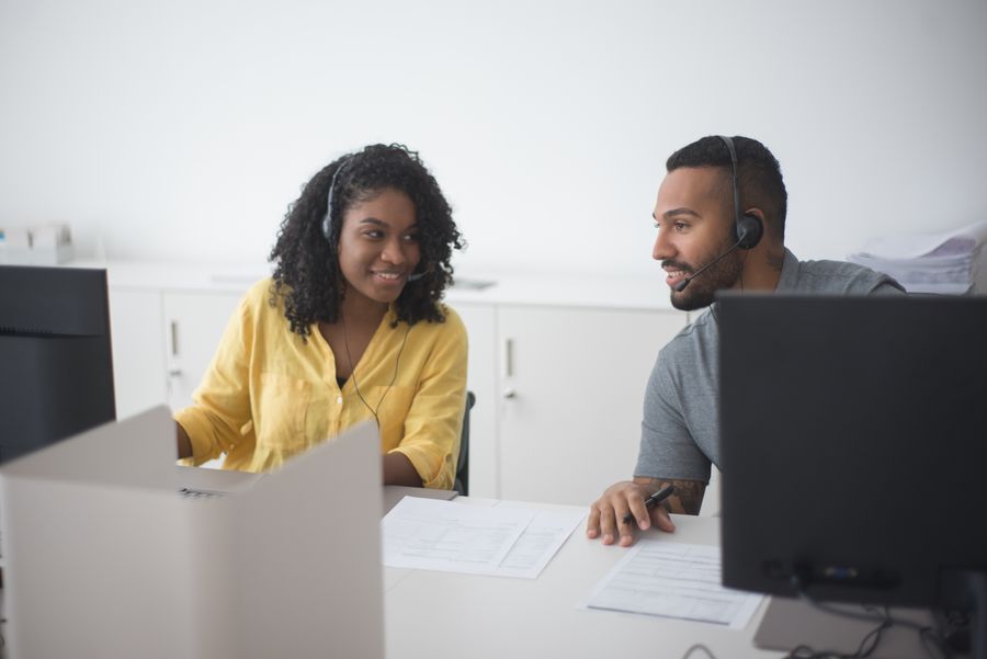 Profissionais de atendimento em uma conversa de trabalho